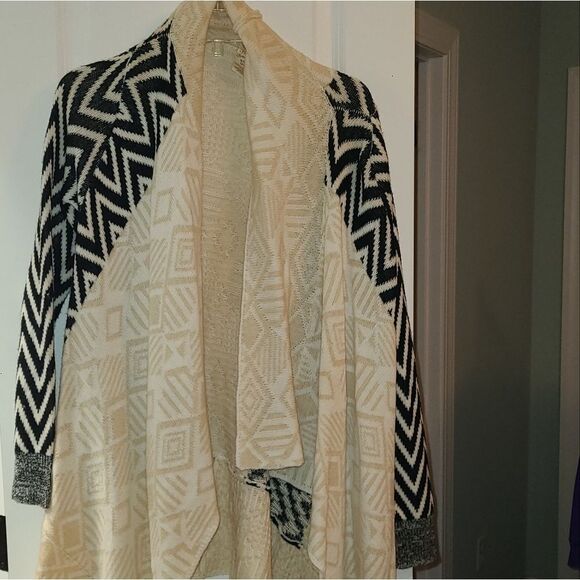 Contrasting Aztec Print Cardigan - Picture 3 of 9